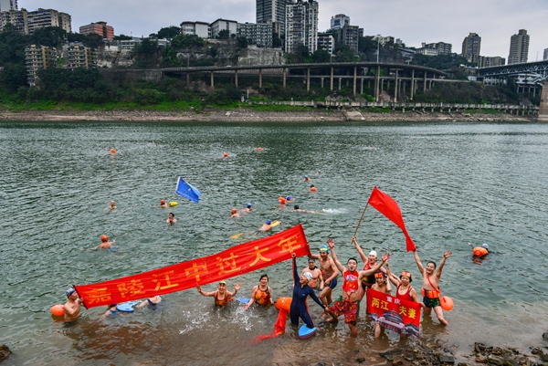 嘉陵江中过大年 王维刚摄 电话13883558198.jpg