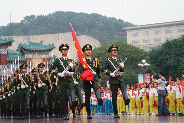 升旗仪式一摄影龚树成.jpg