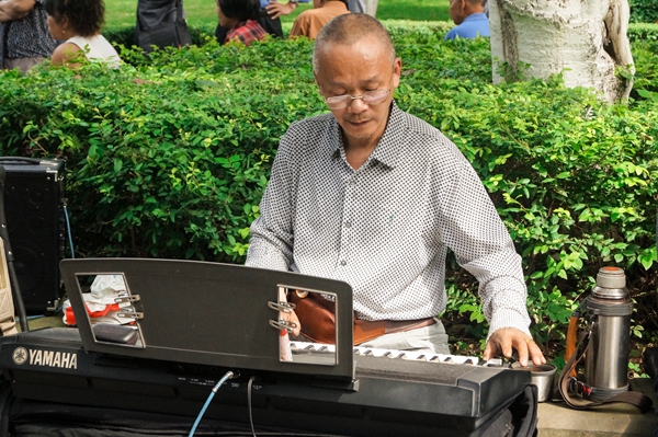 演奏的琴师一摄影忠权.jpg